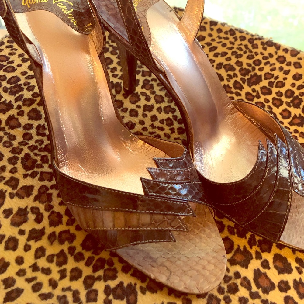 Gloria Vanderbilt Vintage leather sandals.